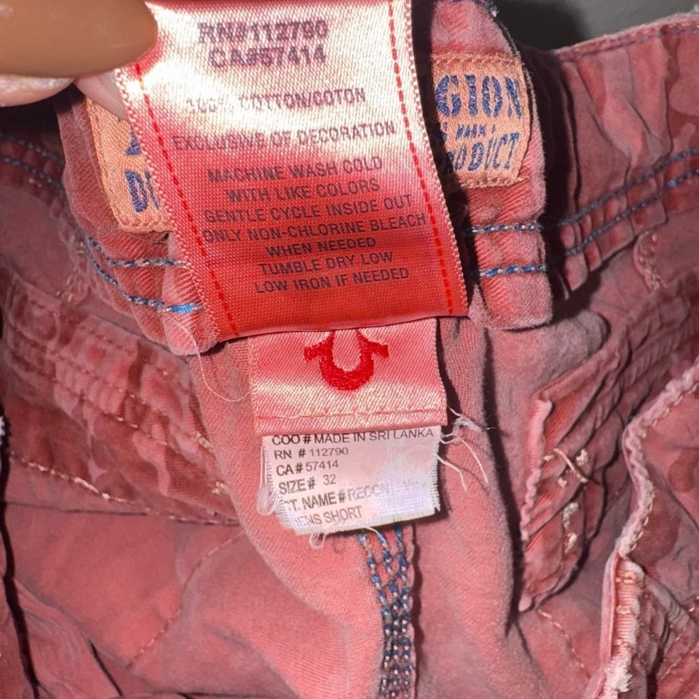 True Religion Men’s Red Cargo Cut Off/ Raw Edge Pockets Logo Shorts Size 32.